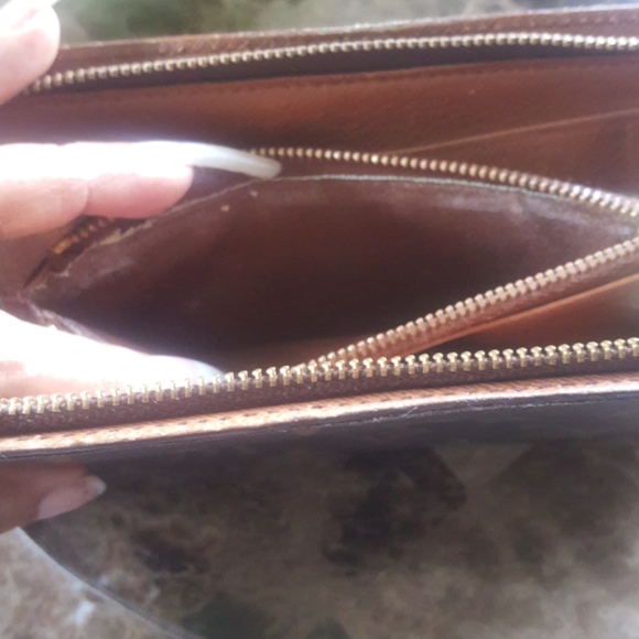 Authentic Louis Vuitton Zippy Wallet - Picture 4 of 12